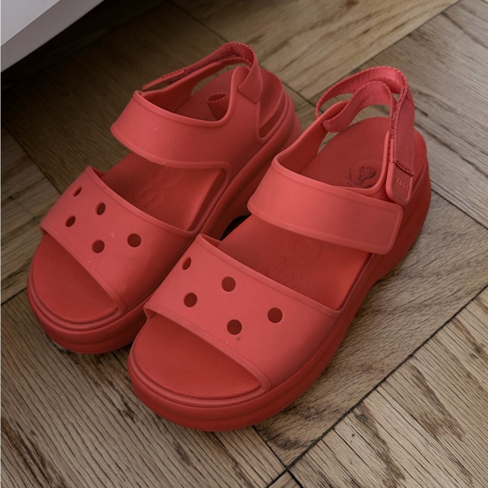 Crocs Soho red Y-Strap sandal worn once